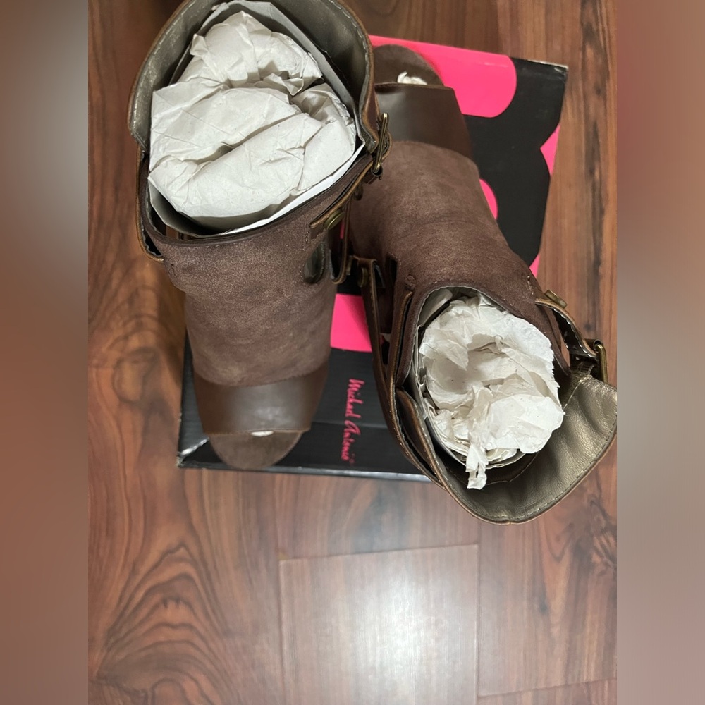 New with box size 10 strap bottles open toe sandal brown